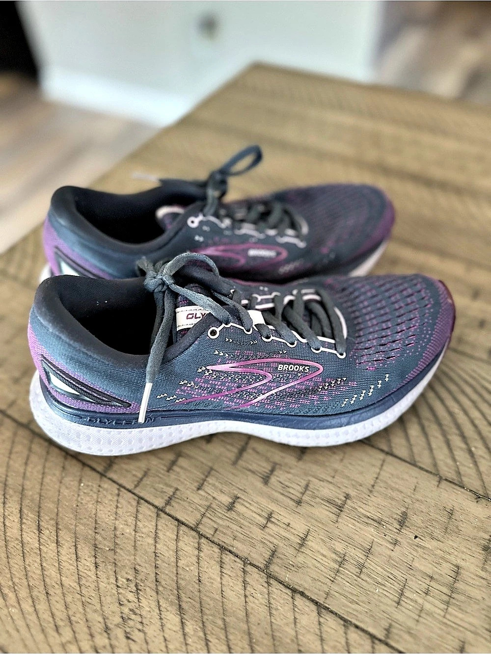 Used and well worn women’s Brooks Glycerin 20 running sneakers, size 7